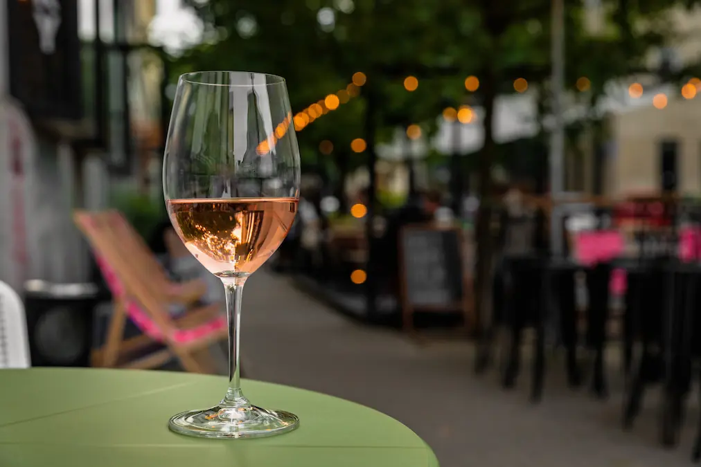 alcoholvrije wijn op het terras